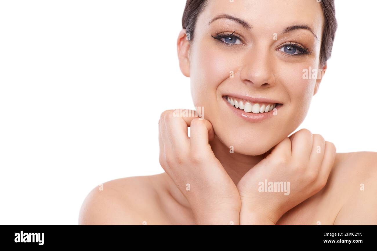 Naturellement radieux. Une belle jeune femme souriant à la caméra tout en tenant son visage dans ses mains - espace de rédaction. Banque D'Images