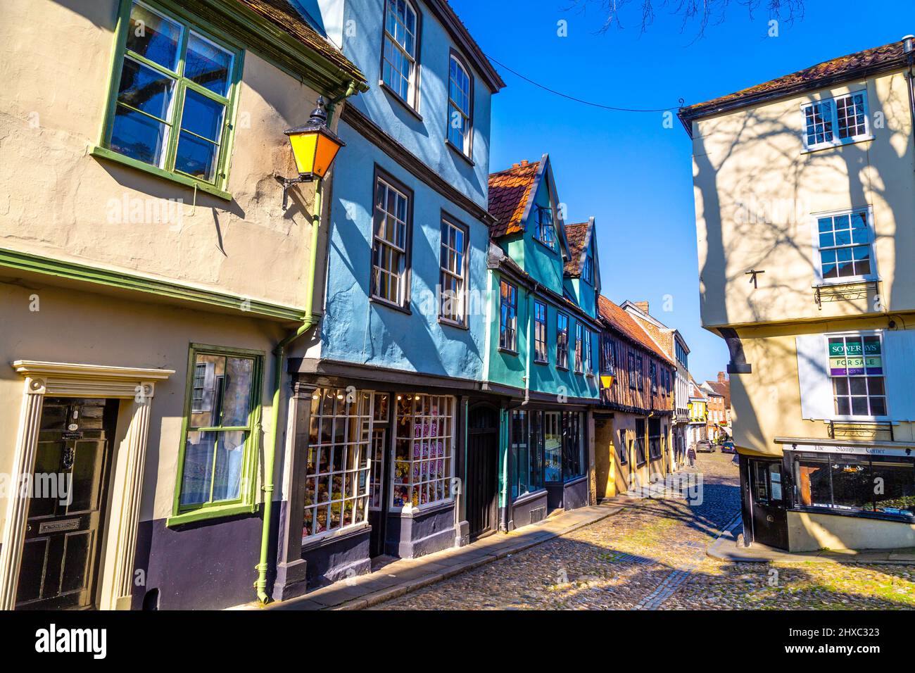 Tudor maisons le long de la rue pavée historique Elm Hill, Norwich, Norfolk, Royaume-Uni Banque D'Images