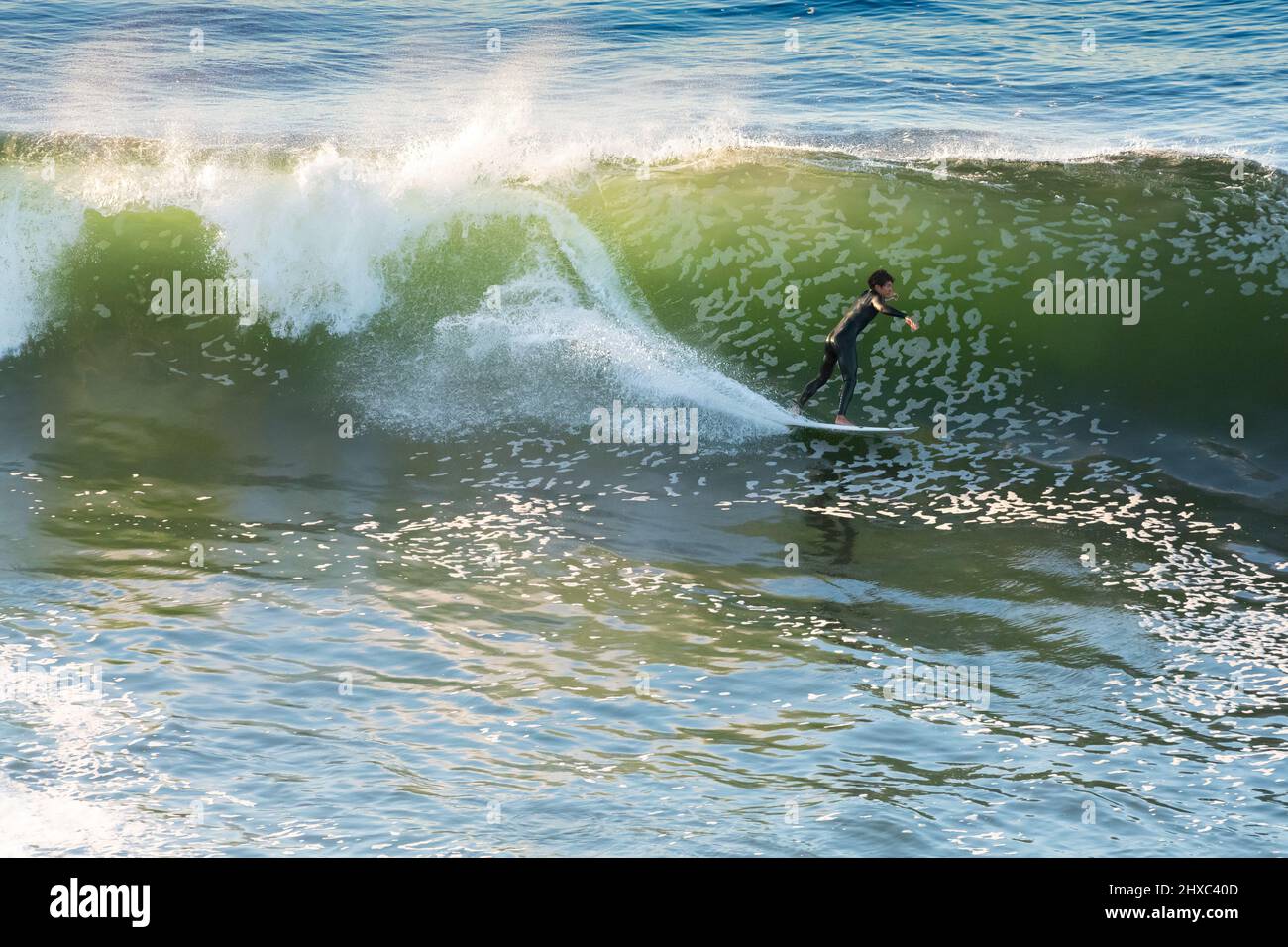 Pichilemu, région d'O'Higgins, Chili - Surfer à Punta de Lobos une plage de surf au sud de Pichilemu. Banque D'Images Pichilemu, région d'O'Higgins, Chili - Surfer à Punta de Lobos une plage de surf au sud de Pichilemu. Banque D'Images