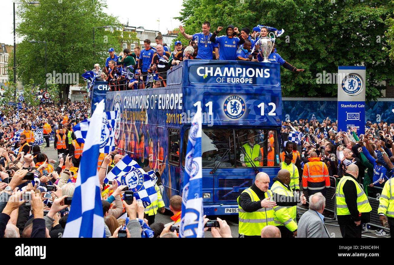 Les joueurs et le personnel du Chelsea FC défilent sur un bus à toit ouvert passant devant Stamford Bridge avec la coupe d'Europe et la coupe FA gagnée en 2011-2012. Banque D'Images