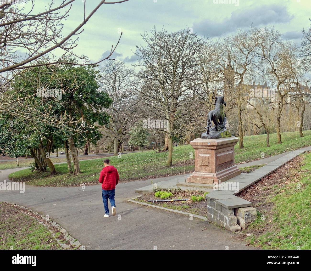 Glasgow, Écosse, Royaume-Uni 11th mars 2022. UK Météo: : Le jour ensoleillé a vu l'été comme le temps que les habitants ont pris à kelvingrove parc et les rues du centre-ville avec des températures chaudes. Crédit Gerard Ferry/Alay Live News Banque D'Images