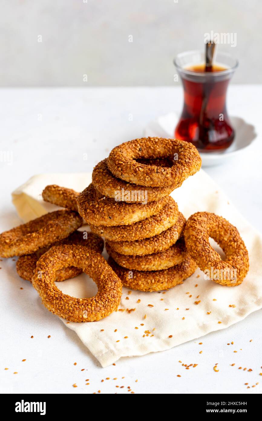 Biscuits traditionnels à anneau de sésame du Moyen-Orient appelé kandil simidi. Bagel de sésame turc. Gros plan Banque D'Images