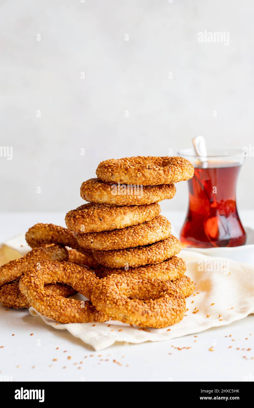 Biscuits traditionnels à anneau de sésame du Moyen-Orient appelé kandil simidi. Bagel de sésame turc. Gros plan Banque D'Images