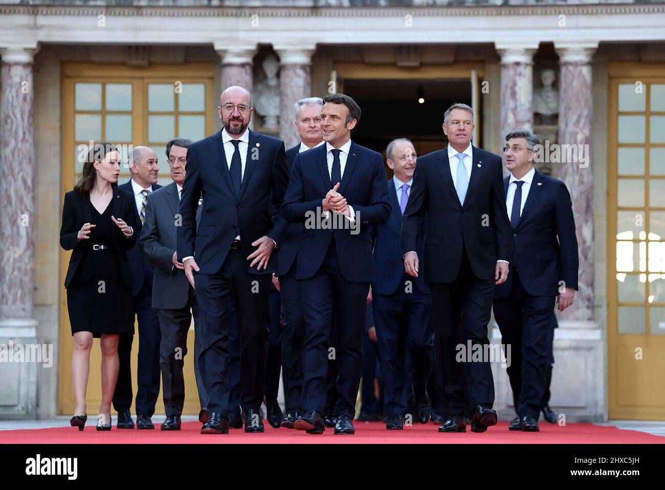 Paris, France. 11th mars 2022. Le président français Emmanuel Macron, le président du Conseil européen Charles Michel et les dirigeants de l'UE arrivent pour une photo de famille lors d'un sommet au Château de Versailles, près de Paris, le vendredi 11 mars 2022. Les dirigeants de l'UE tentent de trouver des moyens de répondre aux retombées de l'invasion de l'Ukraine par la Russie qui a affecté l'économie du bloc et les besoins de défense. Photo de l'Union européenne/ Credit: UPI/Alamy Live News Banque D'Images