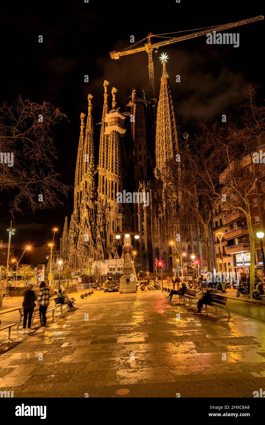 Basilique de la Sagrada Familia la nuit, vue de l'avenue Gaudí (Barcelone, Catalogne, Espagne) ESP : Basilique de la Sagrada Familia de Noche, Barcelone Banque D'Images