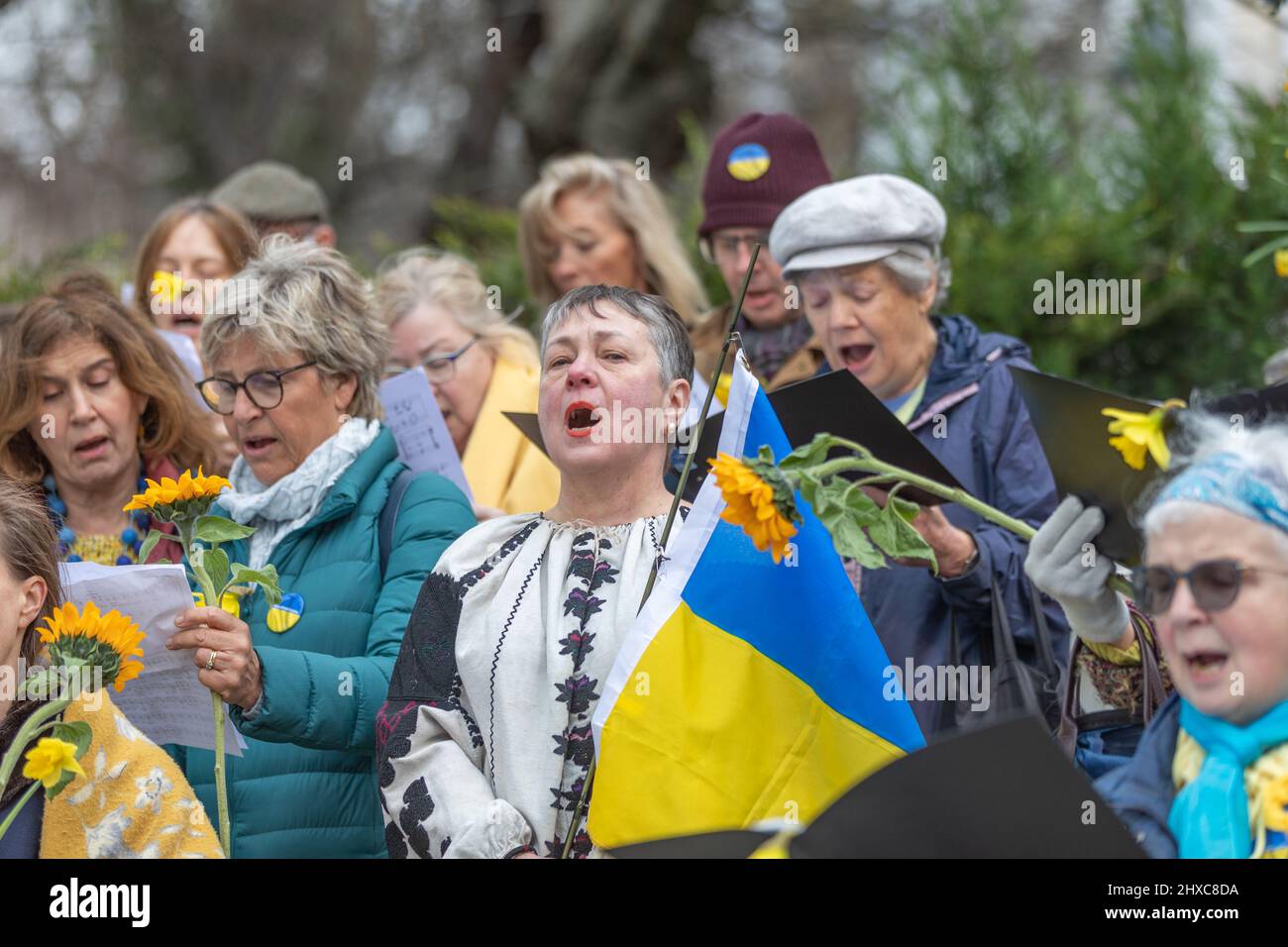 Londres, Royaume-Uni. 11th mars 2022. Le chœur ukrainien de Londres chante des hymnes ukrainiens à la statue de St Volodymyr pour recueillir des fonds pour l'association caritative British Ukrainian Aid. Penelope Barritt/Alamy Live News Banque D'Images