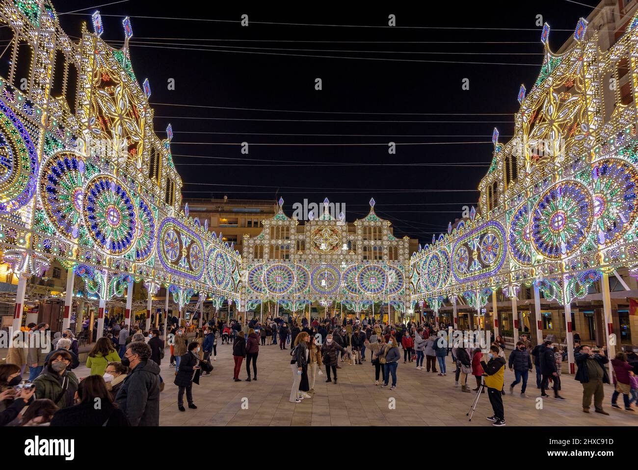 Place El Pati illuminée lors du Festival décennal des Valls 2022 (2021+1), en l'honneur de la Vierge des Candlemas à Valls (Tarragone, Catalogne) Banque D'Images
