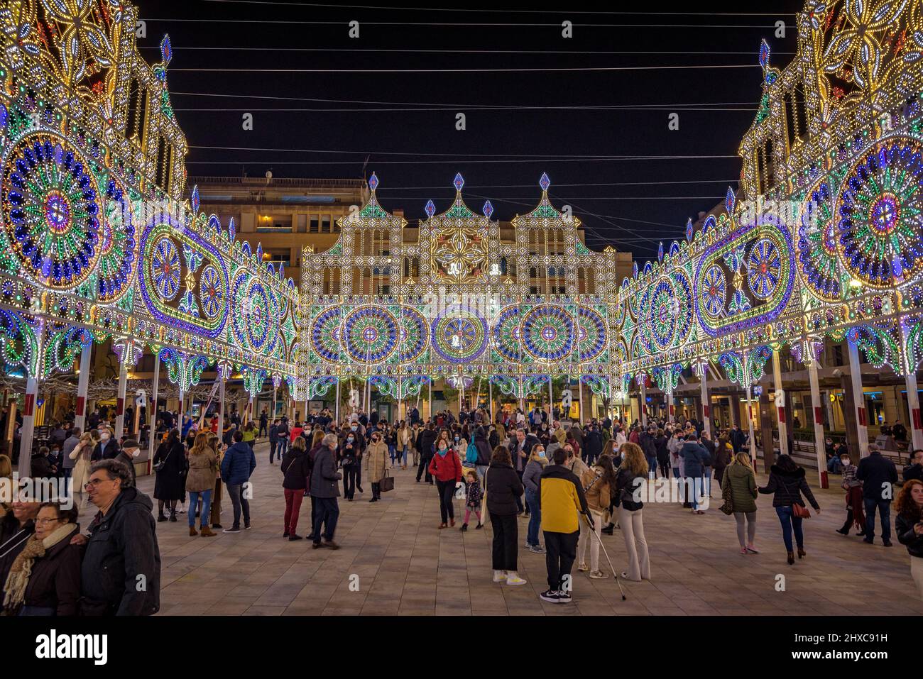 Place El Pati illuminée lors du Festival décennal des Valls 2022 (2021+1), en l'honneur de la Vierge des Candlemas à Valls (Tarragone, Catalogne) Banque D'Images