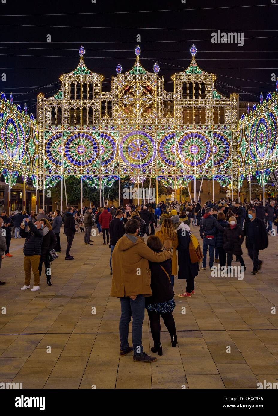 Place El Pati illuminée lors du Festival décennal des Valls 2022 (2021+1), en l'honneur de la Vierge des Candlemas à Valls (Tarragone, Catalogne) Banque D'Images