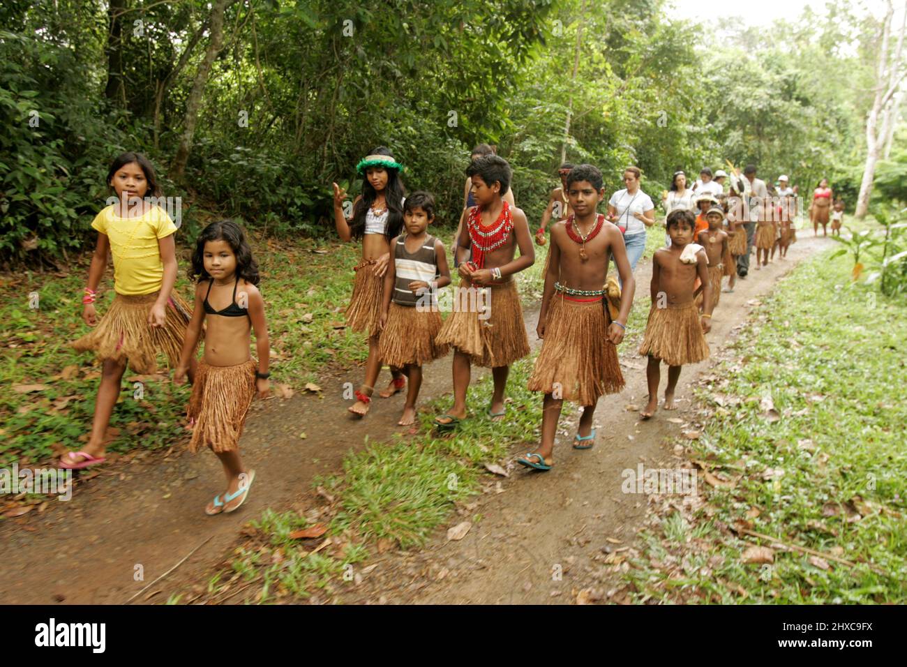 porto seguro, bahia, brésil - 20 octobre 2012 : On voit des Indiens de l'ethnie Pataxo dans le village de PE do Monte, situé dans le Monte Pascoal N. Banque D'Images