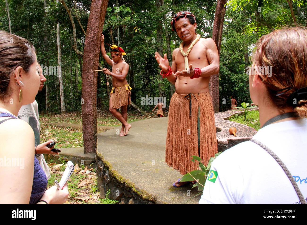 porto seguro, bahia, brésil - 20 octobre 2012 : On voit des Indiens de l'ethnie Pataxo dans le village de PE do Monte, situé dans le Monte Pascoal N. Banque D'Images