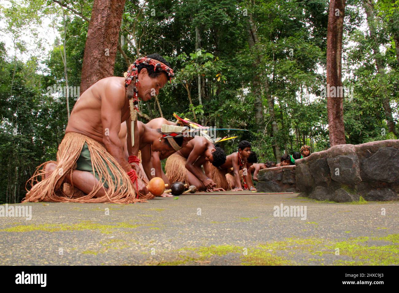 porto seguro, bahia, brésil - 20 octobre 2012 : On voit des Indiens de l'ethnie Pataxo dans le village de PE do Monte, situé dans le Monte Pascoal N. Banque D'Images