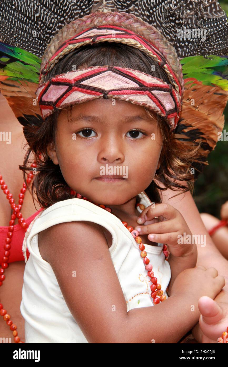 porto seguro, bahia, brésil - 20 octobre 2012 : On voit des Indiens de l'ethnie Pataxo dans le village de PE do Monte, situé dans le Monte Pascoal N. Banque D'Images