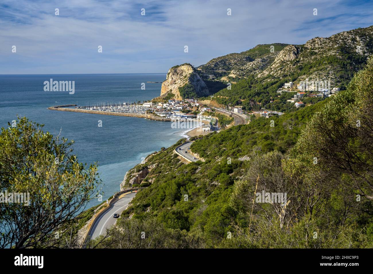 Plage et ville de Garraf vue depuis le sentier GR-92 dans le massif du Garraf (Barcelone, Catalogne, Espagne) ESP: Vues de la playa y pueblo de Garraf Cataluña Banque D'Images