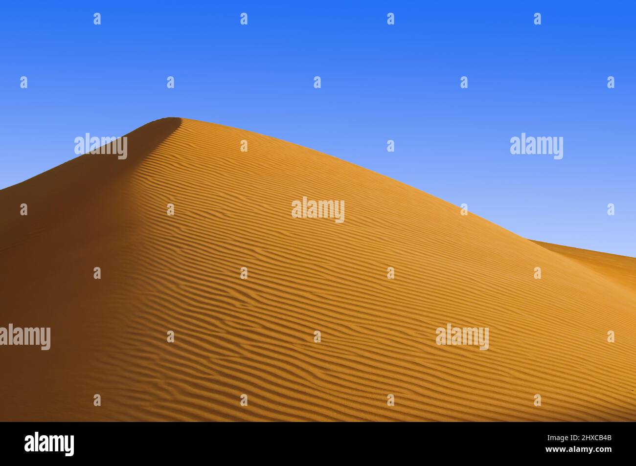 Les dunes de sable dans le désert du Sahara Nord soignent le site des montagnes de Hoggar Banque D'Images