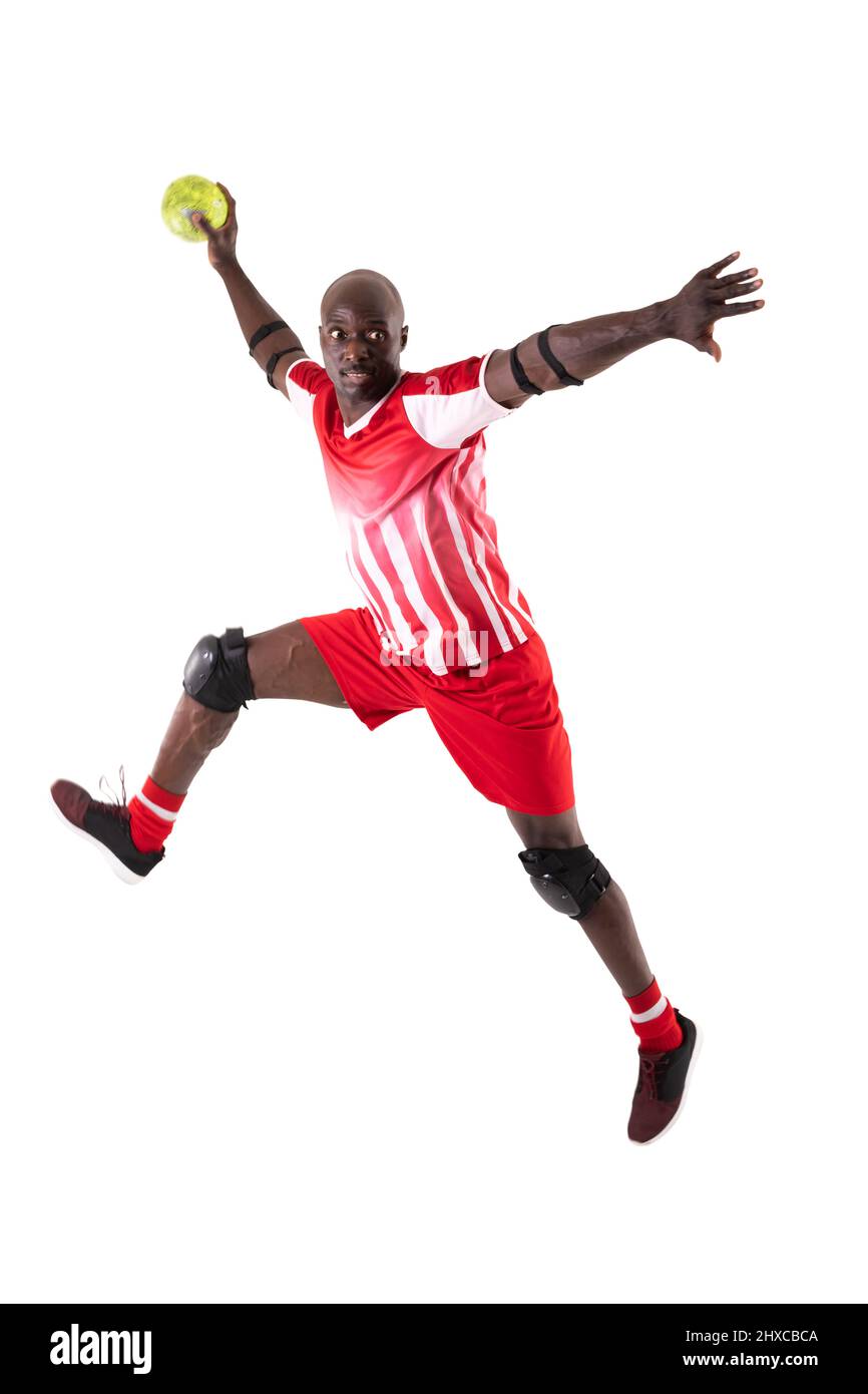 Un joueur de handball afro-américain saute tout en lançant le ballon sur fond blanc Banque D'Images