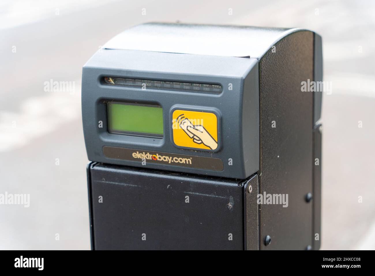 Un point de recharge de voiture électrique ou électrique dans une banlieue urbaine au Royaume-Uni. Banque D'Images