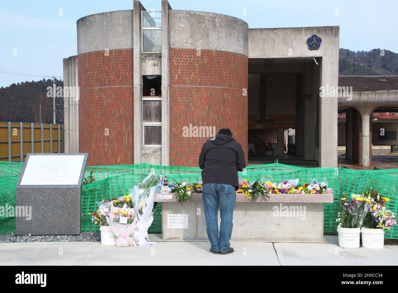 Ishinomaki, Japon. 11th mars 2022. Les gens prient à l'ancienne école élémentaire d'Okawa où 74 enfants et 10 enseignants sont morts lors du tsunami du 11 mars 2011, à Ishinomaki, préfecture de Miyagi, Japon vendredi, 11 mars 2022. Photo par Keizo Mori/UPI crédit: UPI/Alay Live News Banque D'Images