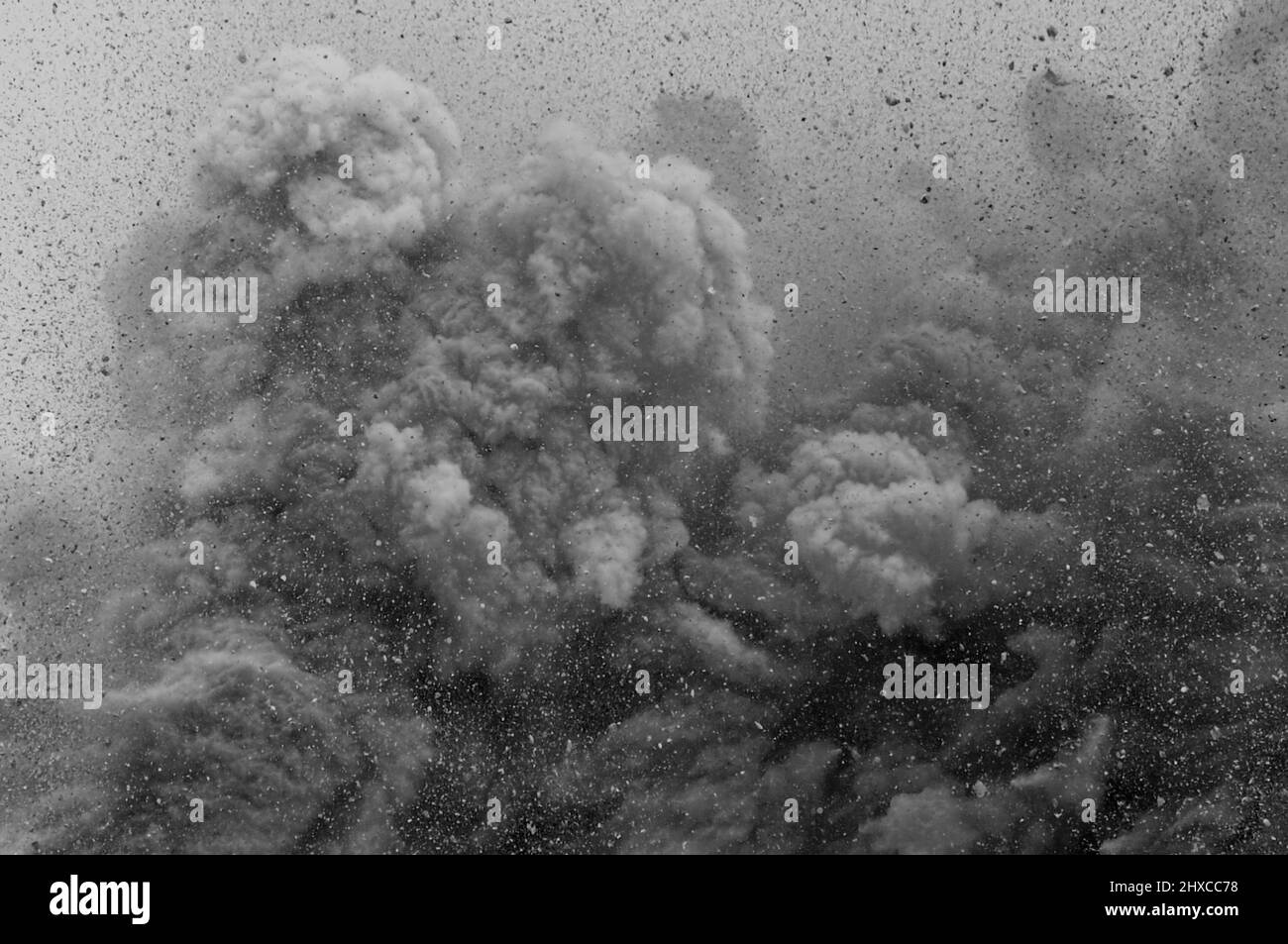Tempête de poussière noire et blanche pendant l'explosion d'un détonateur dans le désert Banque D'Images
