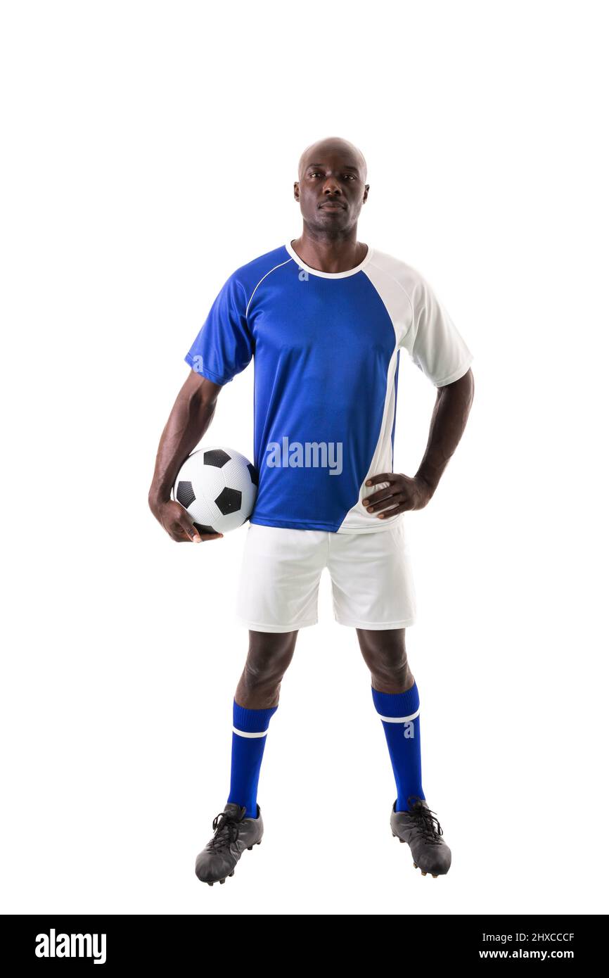 Portrait complet d'un athlète afro-américain confiant avec ballon de football sur fond blanc Banque D'Images