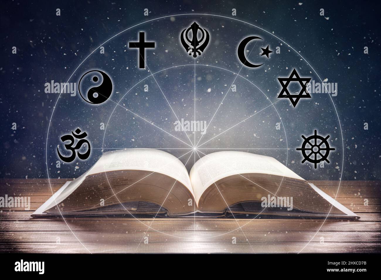 Livre ouvert sur table en bois avec symboles religieux et fond d'univers. Concept de l'étude des religions. Vue avant. Banque D'Images