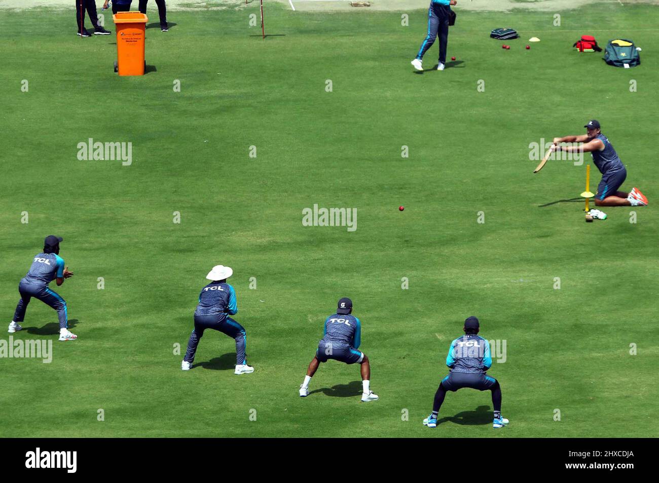 Les joueurs de l'équipe de cricket du Pakistan s'échauffent et améliorent leurs techniques de cricket lors du match d'entraînement net pour le Test Match 2nd du Trophée Benaud-Qadir, au Stade National de Karachi le vendredi 11 mars 2022. Banque D'Images