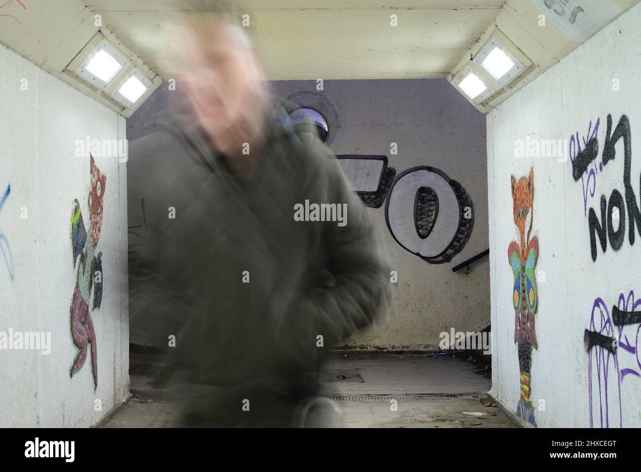 homme marchant dans le tunnel souterrain sous la route la nuit leeds royaume-uni Banque D'Images