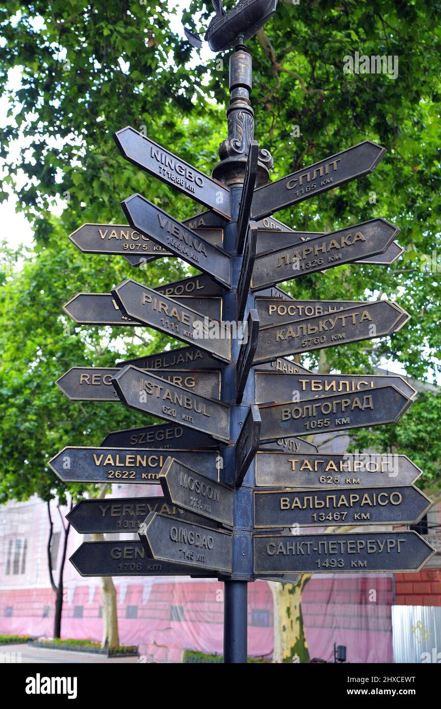 Nel centro di Odessa si trovano queste insegne che indicato le varie distanze che separaano Odessa da diverse città europee del mondo Banque D'Images