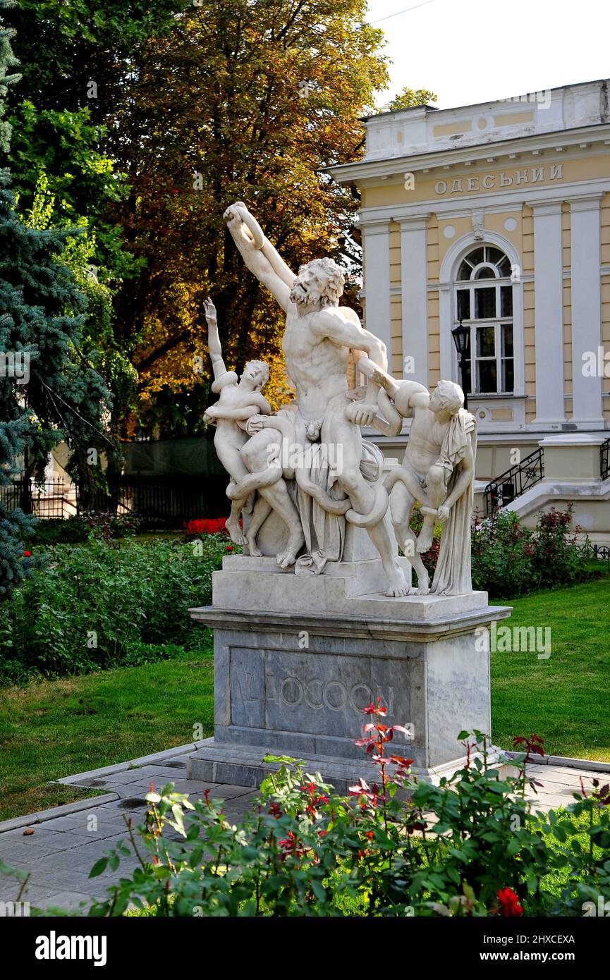 Dinanzi al Museo Archeologico di Odessa si trova la statua di Laocoonte, si tratta di una copia della scucultura originale custodita a Roma in Vaticano. Banque D'Images