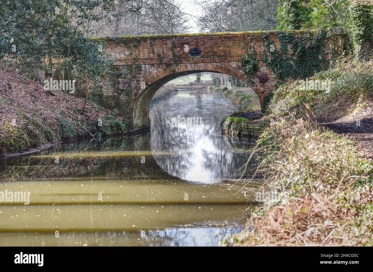 Un beau vieux pont le long du canal de Basingstoke à Dogmersfield dans le Hampshire Banque D'Images