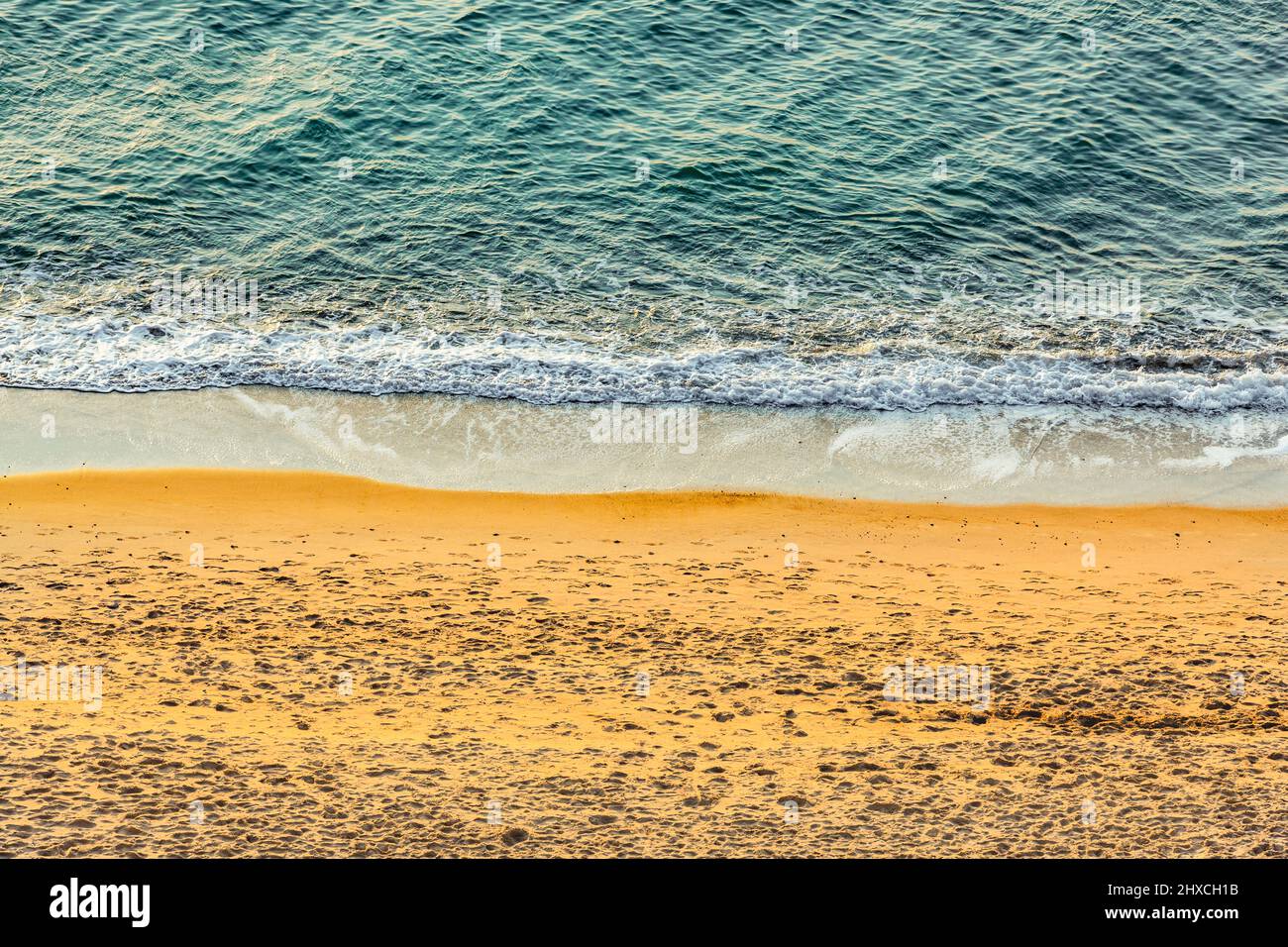 Plage de sable avec vague sur la ligne d'eau Banque D'Images