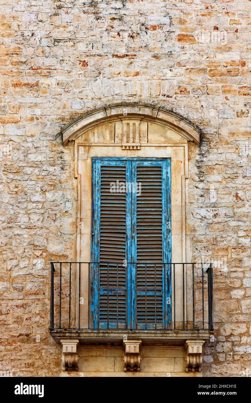 Façade de maison, fenêtre bleue avec volet fermé Banque D'Images