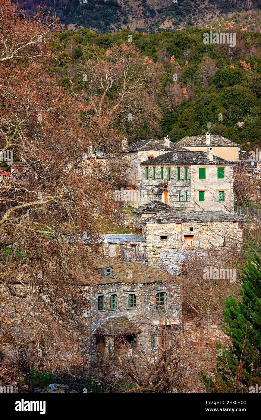 Architecture traditionnelle dans le village de Papingo, région de Zagori, Ioannina, Epirus, Grèce. Banque D'Images