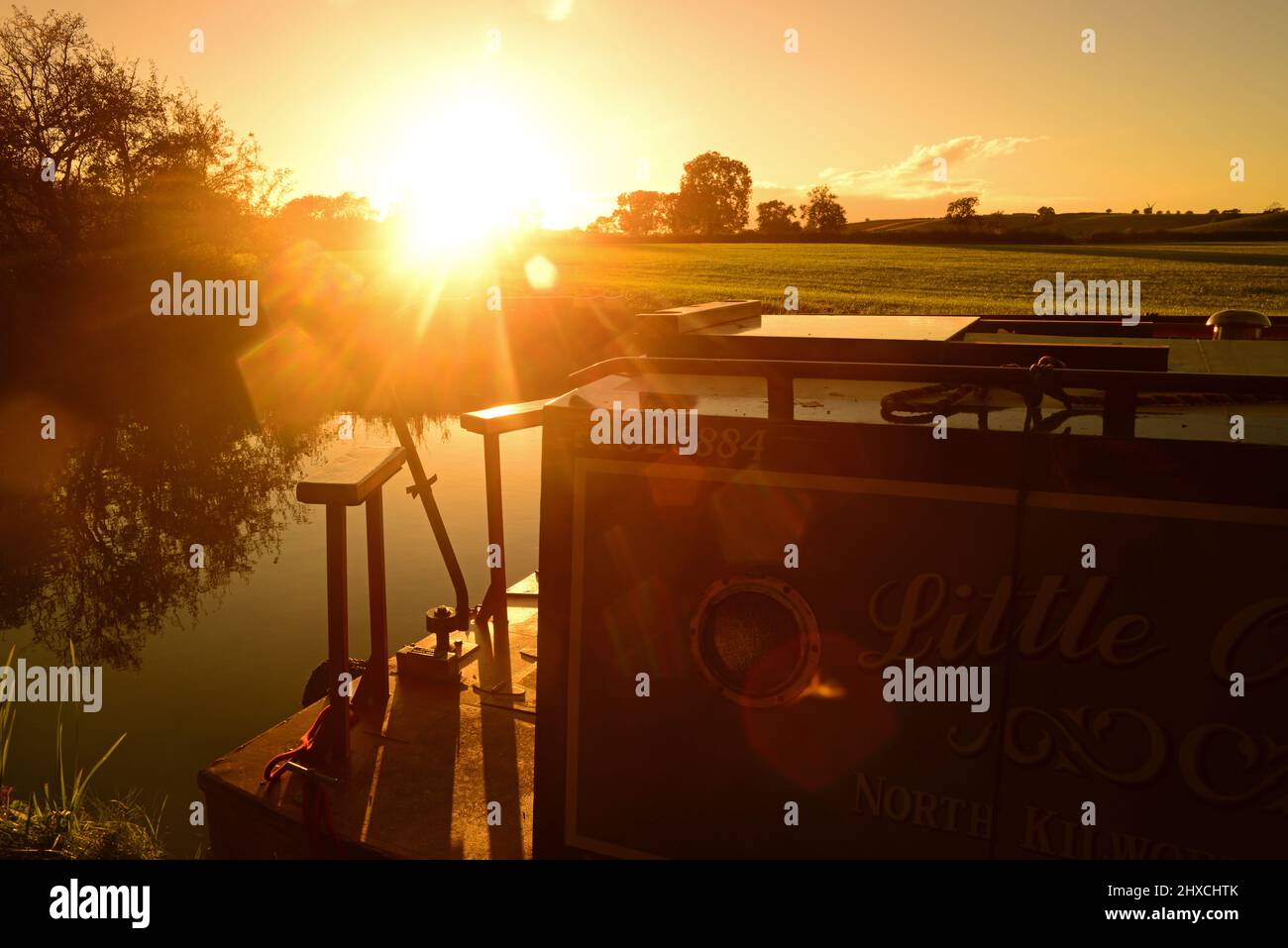 Bateau amarré sur le canal de la grande Union au coucher du soleil près de Theddingworth royaume-uni Banque D'Images