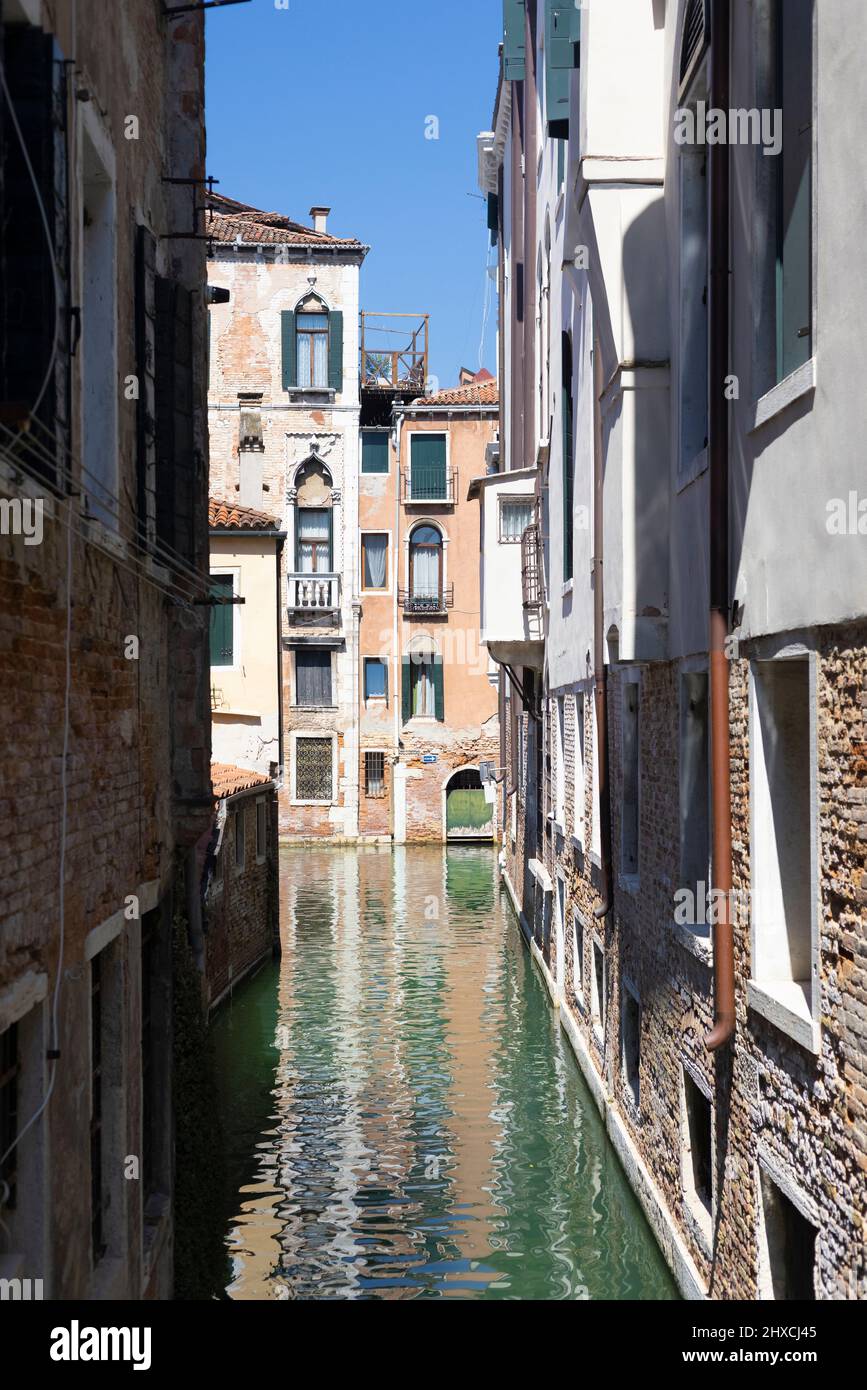 Quartier résidentiel calme sur un canal à Venise, Italie Banque D'Images