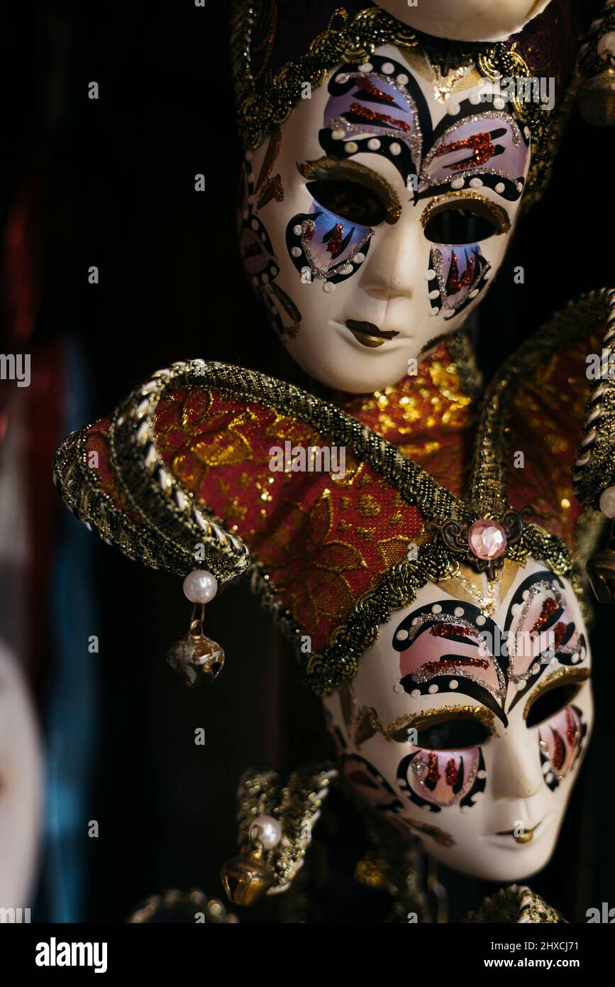 Petits masques en porcelaine dans la vieille ville de Venise Banque D'Images