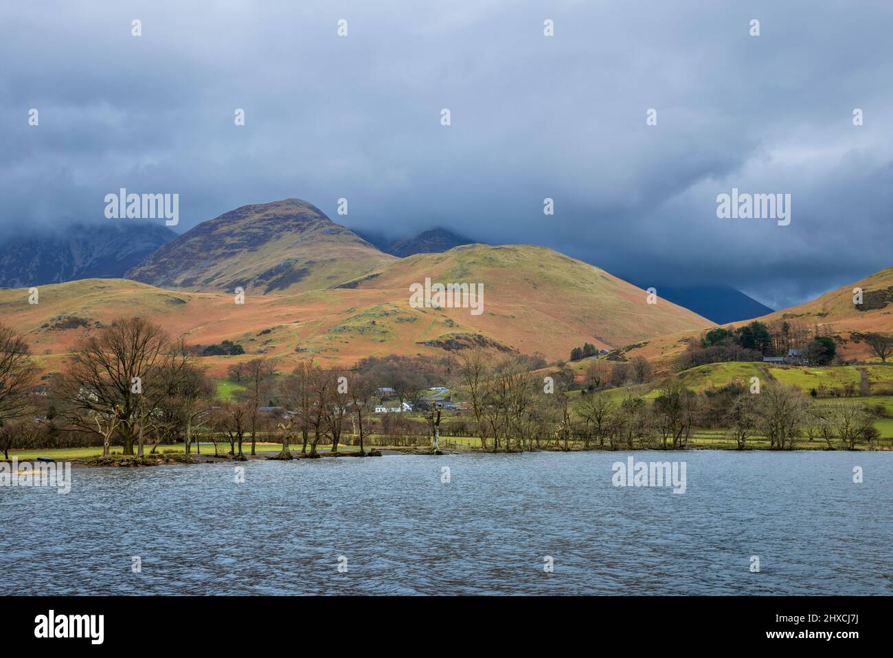 De l'autre côté de la rive nord de Buttermere à Whiteless Peak en hiver, Lake District, Angleterre Banque D'Images