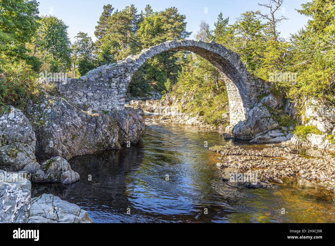 Les vestiges de l'ancien pont Packhorse construit en 1717 sur la rivière Dulnain dans le village de Carrbridge, Highland, Écosse, Royaume-Uni. Banque D'Images