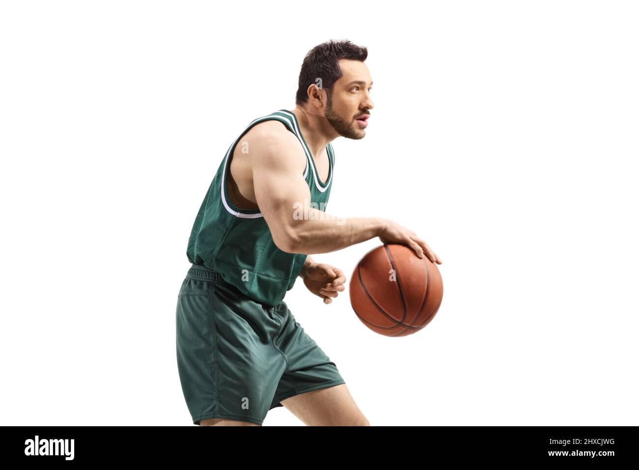 Joueur de basket-ball qui joue avec une balle isolée sur fond blanc Banque D'Images