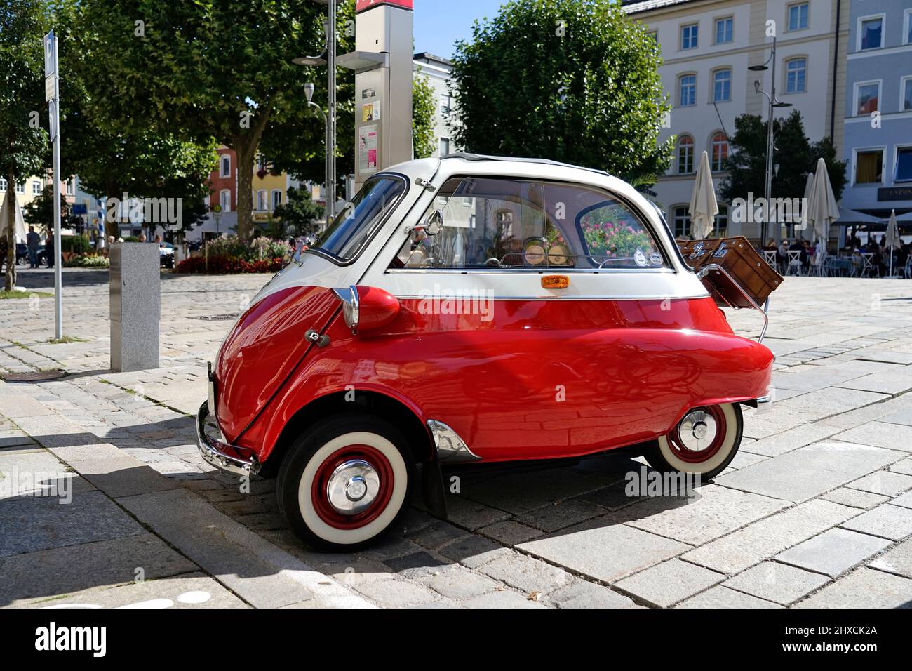 Allemagne, Bavière, haute-Bavière, Traunstein, place de la ville, Voiture, voiture classique, BMW Isetta parking petite voiture Banque D'Images
