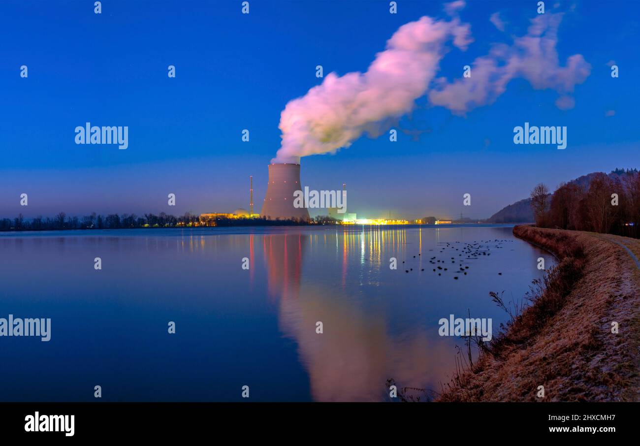 Centrale nucléaire Isar 2 dans la soirée, Ohu, près de Landshut, Bavière, Allemagne, Europe Banque D'Images