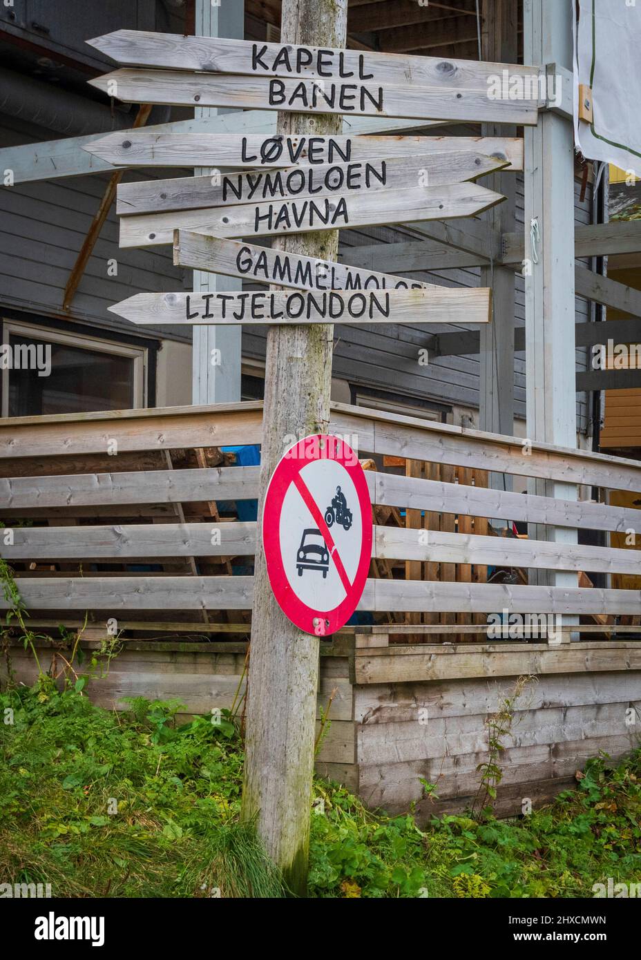 Impressions d'automne de l'île norvégienne Senja au-dessus du cercle arctique, la Scandinavie et la Norvège pure, signes dans le village de Gryllefjord, Banque D'Images