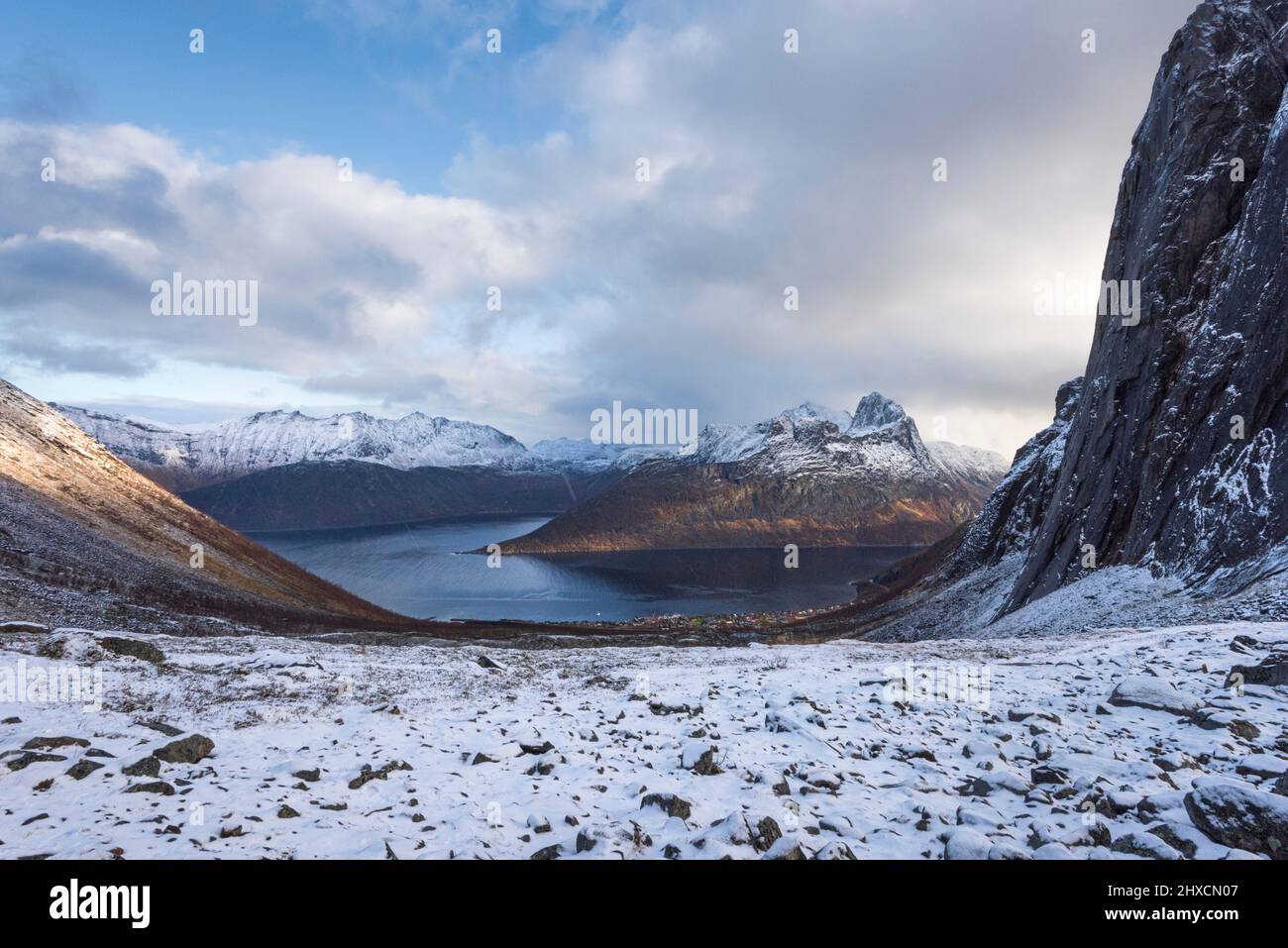 Impressions d'automne de l'île norvégienne Senja au-dessus du cercle arctique, la Scandinavie pure et la Norvège, randonnée à Hesten pour la vue imprenable sur la montagne de Segla 639 m et les fjords environnants, Banque D'Images