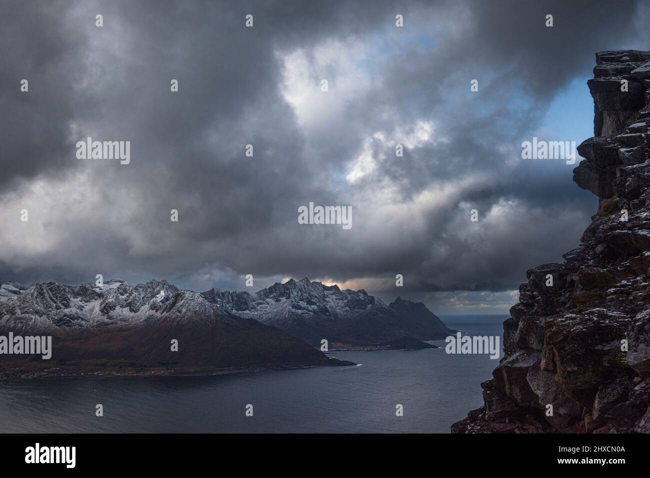 Impressions d'automne de l'île norvégienne de Senja au-dessus du cercle arctique, la Scandinavie pure et la Norvège, randonnée jusqu'à Hesten pour la vue à couper le souffle sur le Mont Segla 639 m et les fjords environnants, vue sur Senjahopen et Mefjordvaer, Banque D'Images