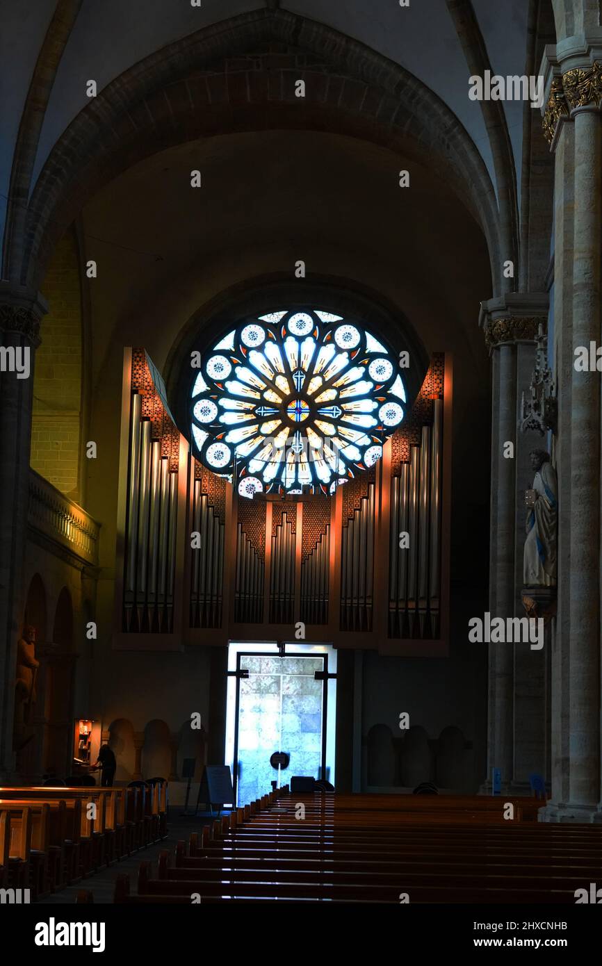 Osnabrück, Allemagne - Mars 8 2022 porte d'entrée et orgue à la cathédrale Saint Peters à Osnabrueck. Au-dessus de l'orgue se trouve une belle fenêtre de rose Banque D'Images