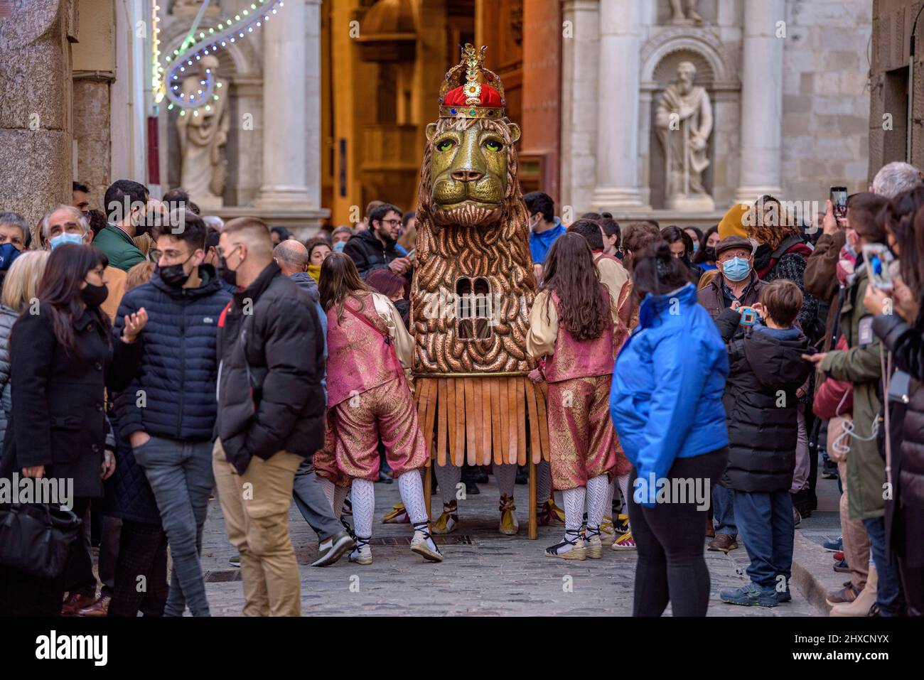 Le Lion Valls dans la procession du Festival décennal 2022 (2021+1) Valls, en l'honneur de la Vierge des Candlemas dans Valls (Tarragone, Espagne) Banque D'Images