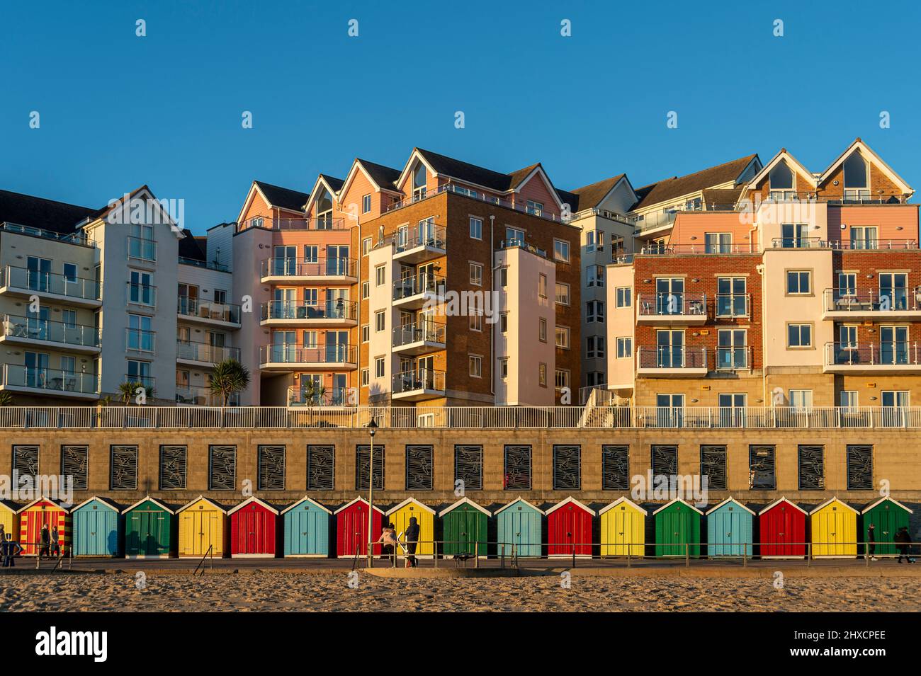 Appartements et cabanes de plage sur le front de mer de Boscombe. Banque D'Images