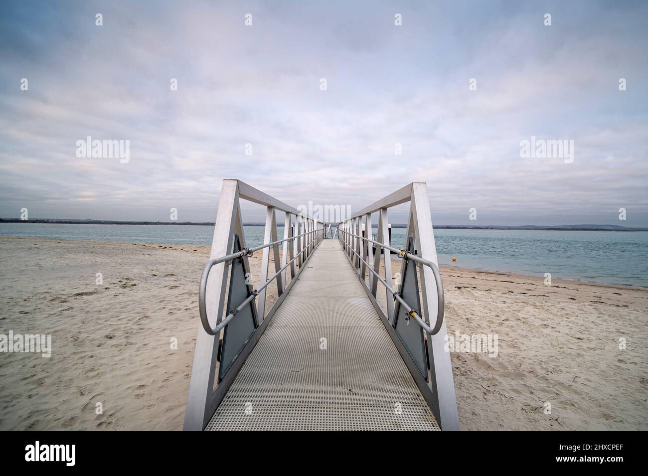 Le métal gangplank au bord de la mer et de la plage. Perspective. Banque D'Images
