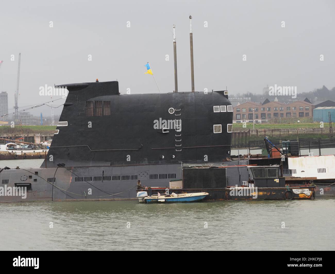 Rochester, Kent, Royaume-Uni. 11th mars 2022. Le sous-marin russe U-475 Black Widow - un sous-marin de la marine soviétique de la période de la Guerre froide sur le fleuve Medway à Rochester - a été vu avec un drapeau ukrainien cet après-midi. Crédit : James Bell/Alay Live News Banque D'Images