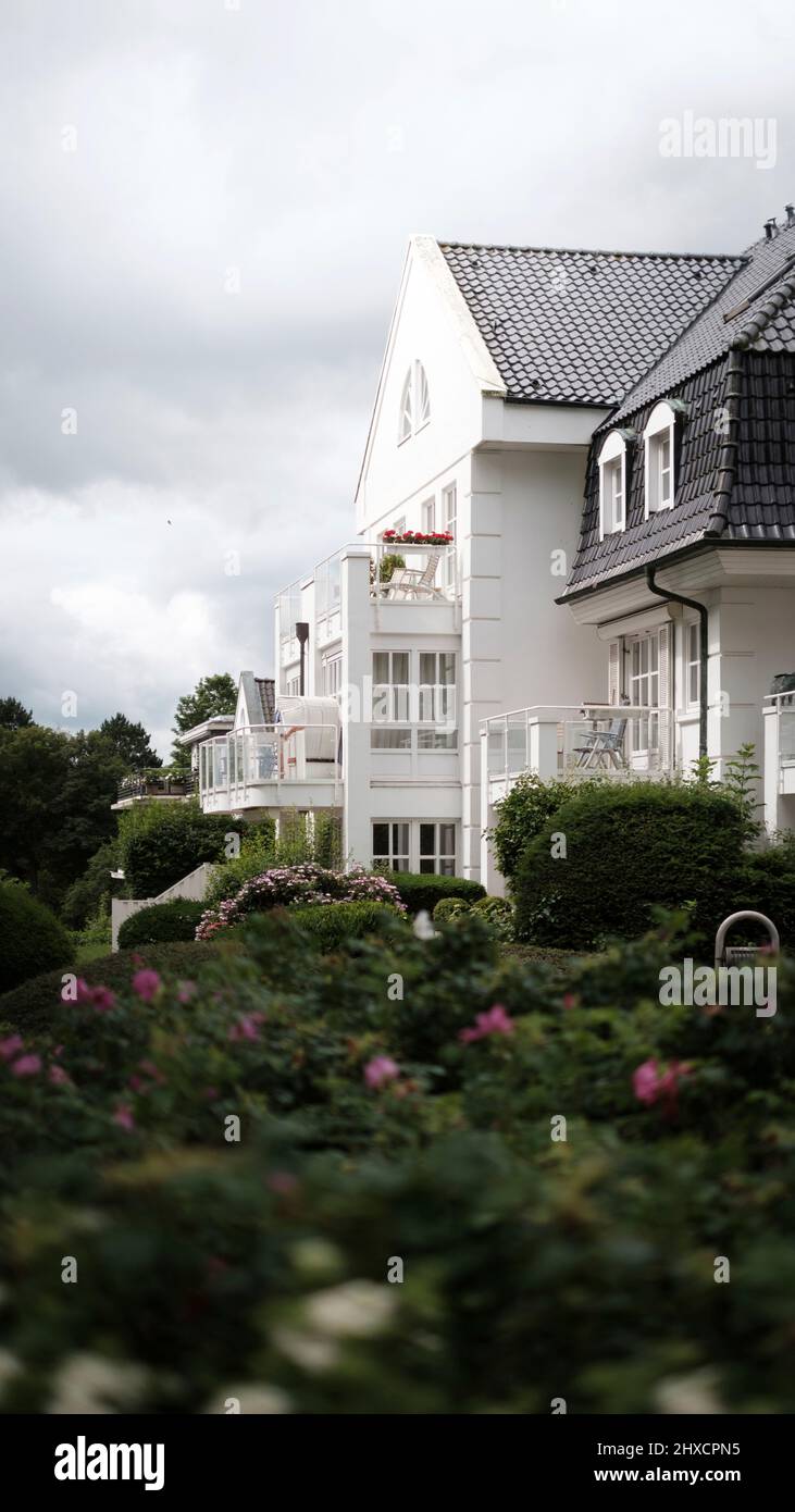 Propre maison architecturale et esthétique à Travemünde sous le soleil avec jardin au premier plan Banque D'Images